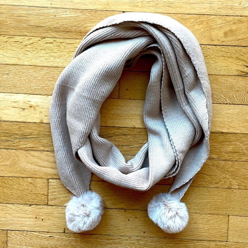 🤍 Charming winter scarf in beige with pompons